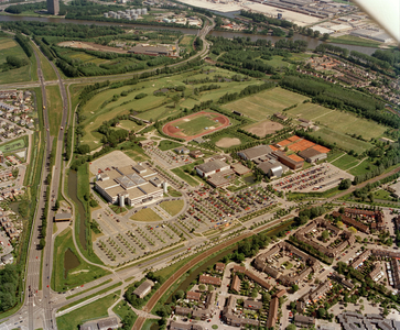 840400 Luchtfoto van het sportpark Blokhoeve te Nieuwegein uit het zuidwesten. Links het NBC Congrescentrum en de A.C. ...